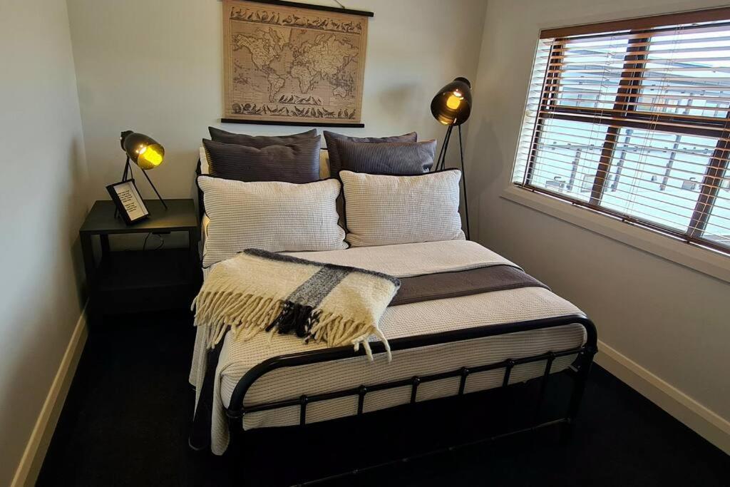 Apartment 3 - Haddin Court - Industrial Glam Μπλένχαϊμ Εξωτερικό φωτογραφία